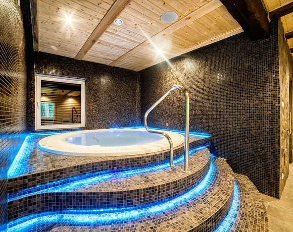 Jacuzzi in the wellness area of Hotel Dworek Wapionka